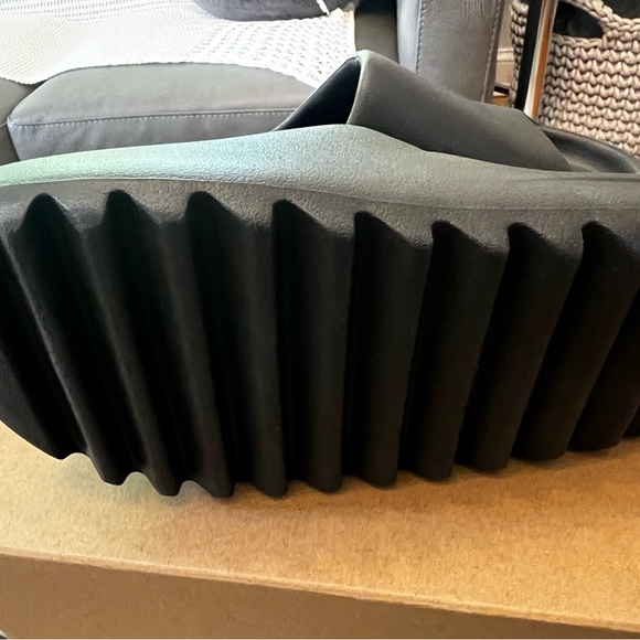 Authentic Yeezy slide. Mens size 7- fits women size 8 - Picture 6 of 9